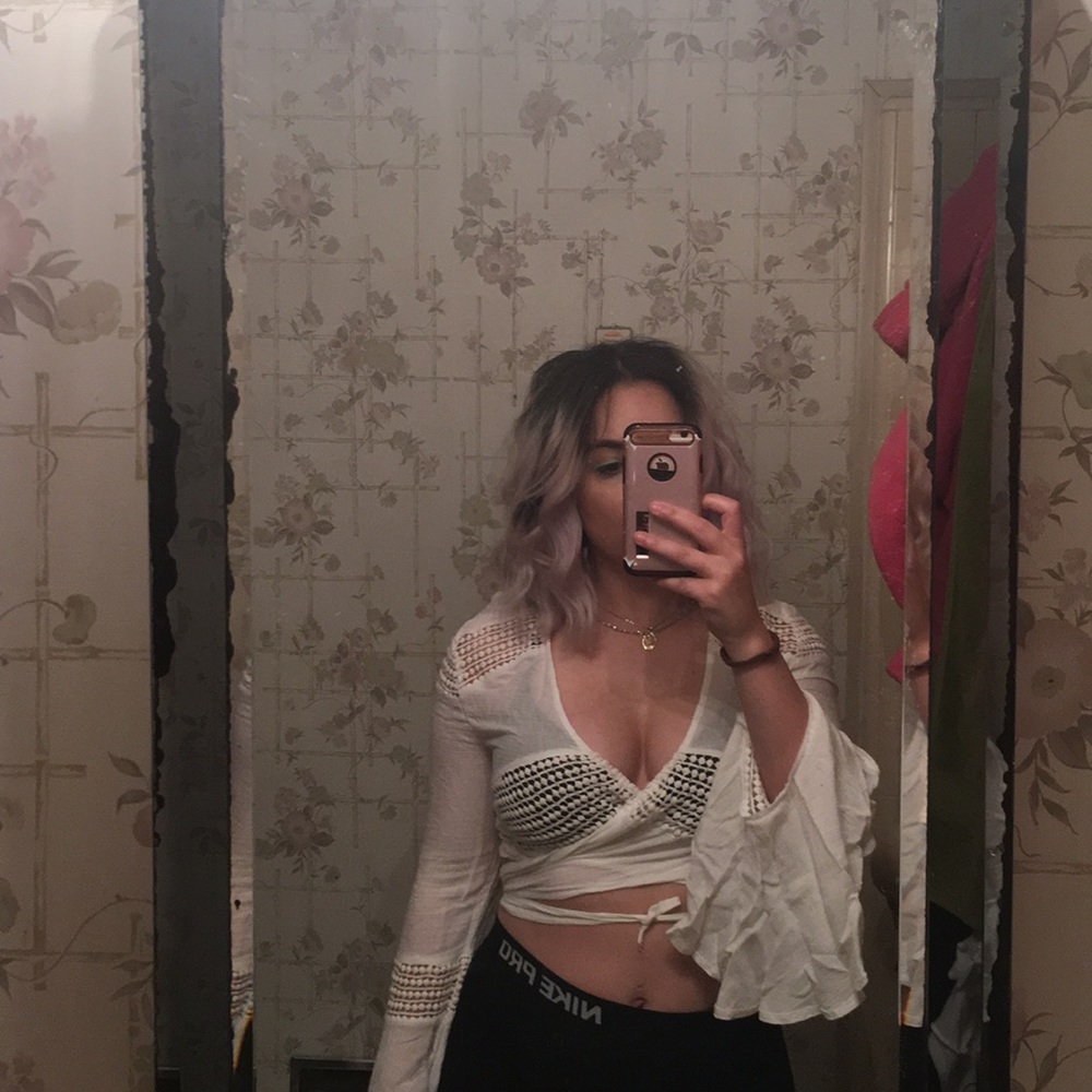 LF Bell sleeve crop